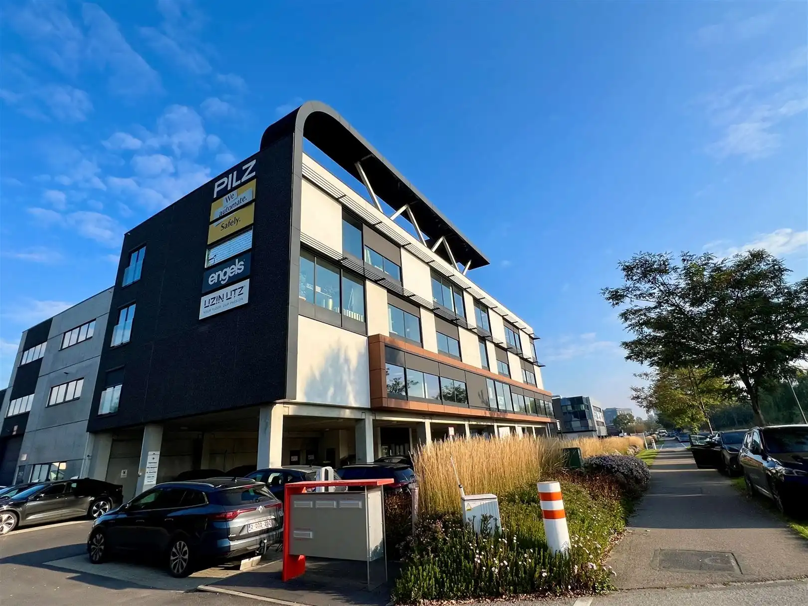 Moderne kantoren gelegen op toplocatie foto {{pictureIndex}}