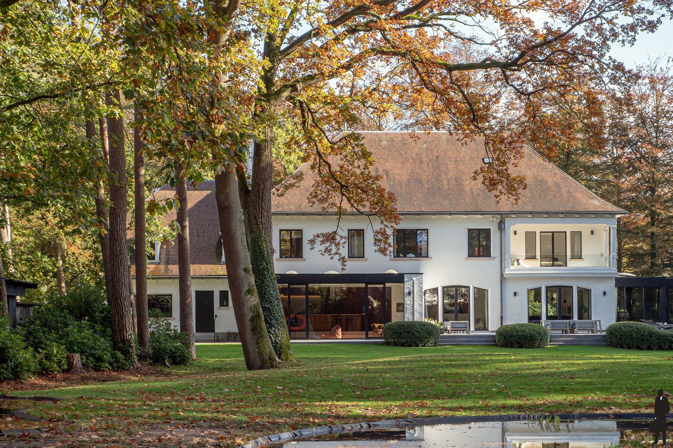 Prachtige recent totaal gerenoveerde villa op ca. 5.311 m².   foto {{pictureIndex}}