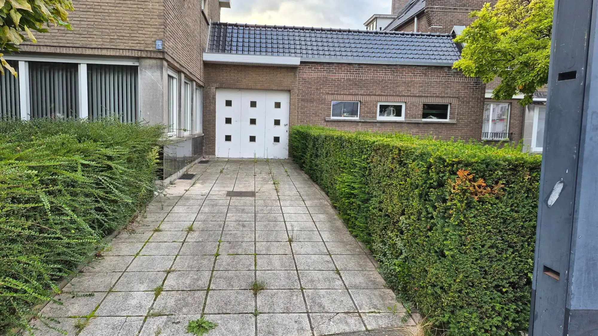 Garage + staanplaatsen onmiddellijk aan in/uitgang Gent Sint-Pieters. foto {{pictureIndex}}
