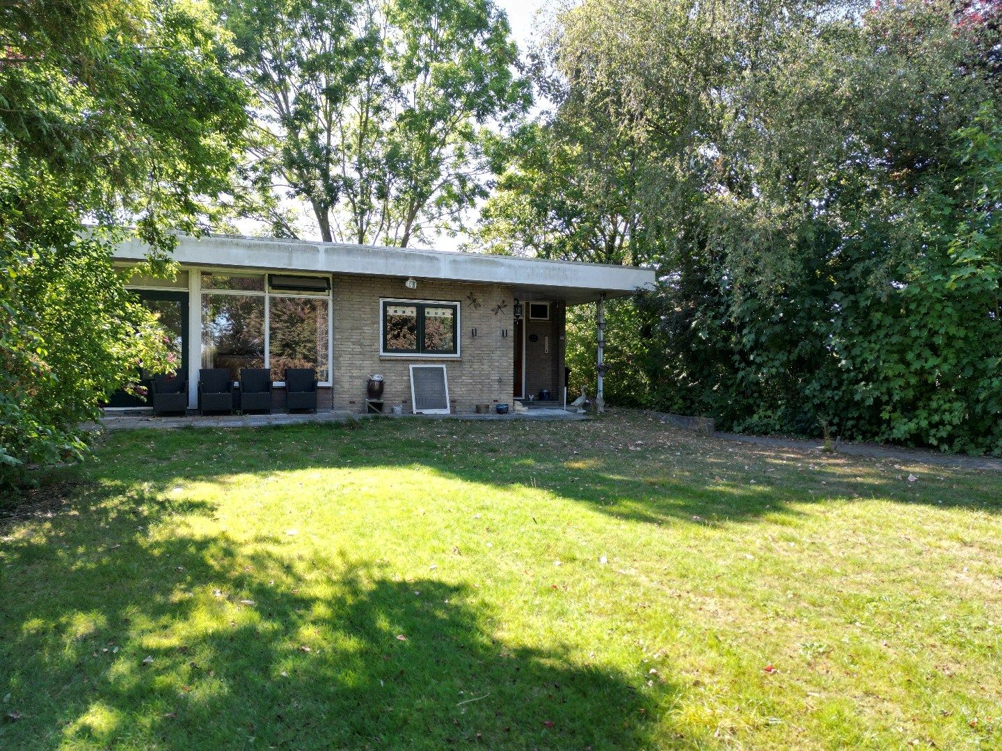 Bungalow met aparte garage en schuurtje op een betoverend perceel. foto 4