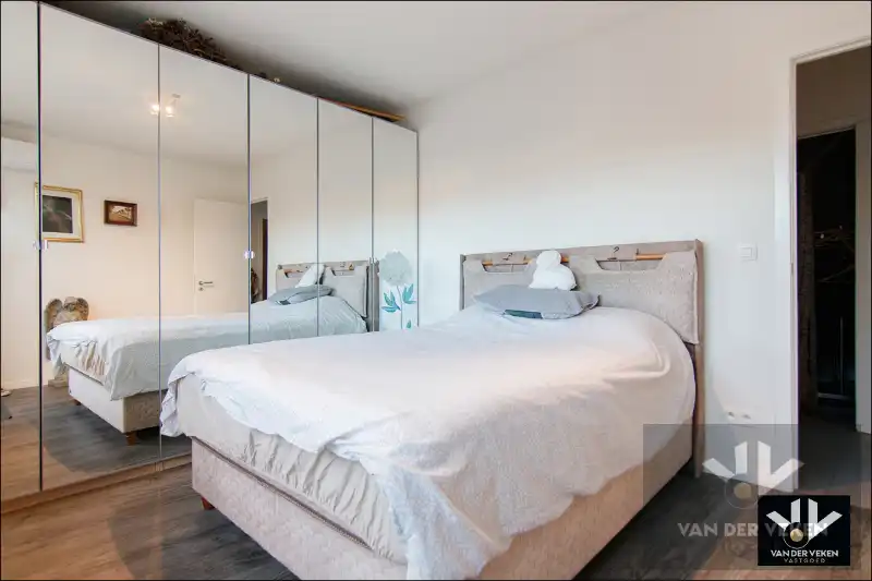 Totaal gerenoveerd gelijkvloers 3 slpk-appartement op een toplocatie. Garagebox optioneel! foto 13