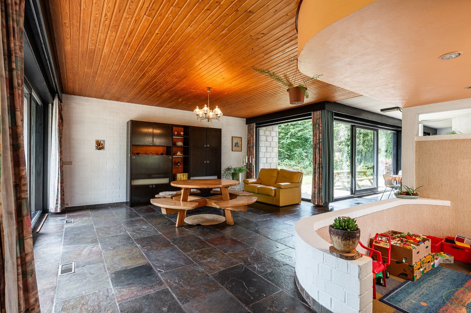 Modernistische villa met praktijkruimte en zuidwestgerichte tuin op riant perceel in Lembeke foto 6