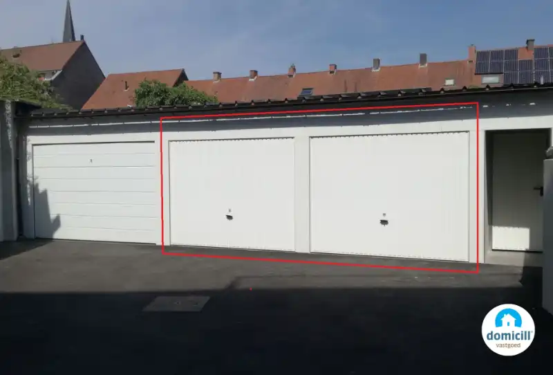 Roeselare, nabij station : Garage te koop in nieuwbouwcomplex met automatische inrijpoort, individuele garagepoort is manueel. foto {{pictureIndex}}