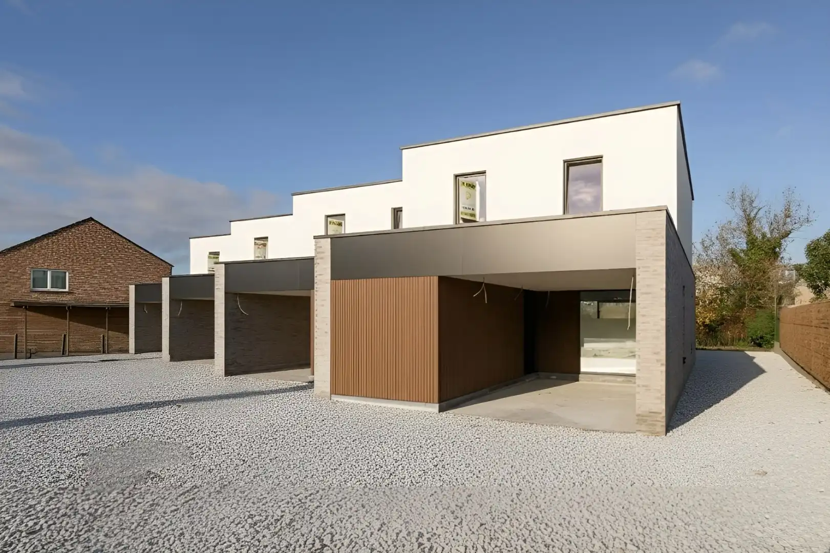 HALFOPEN RUIME GEZINSWONING MET ZEER GROTE TUIN foto 12