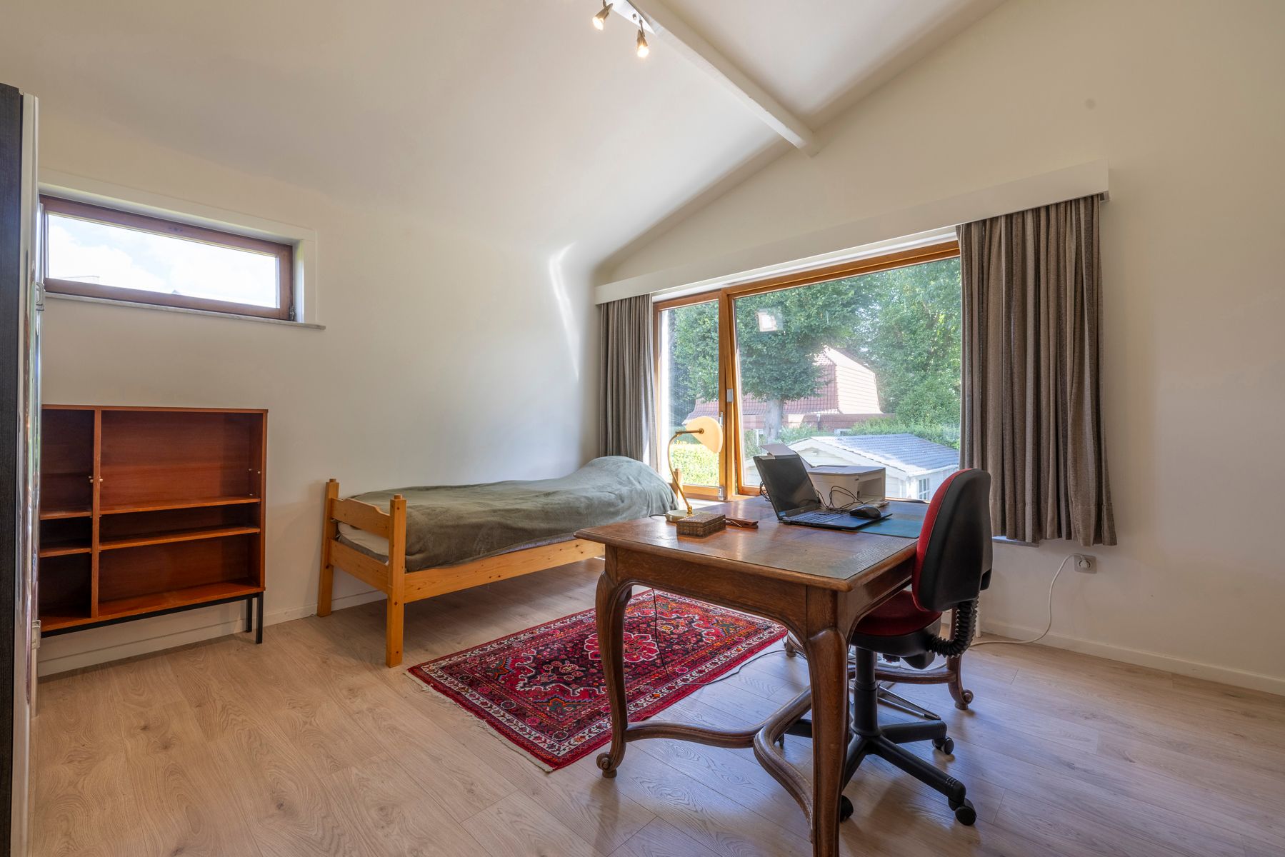 Villa met 4 slaapkamers, grote tuin en garage te koop! foto 16