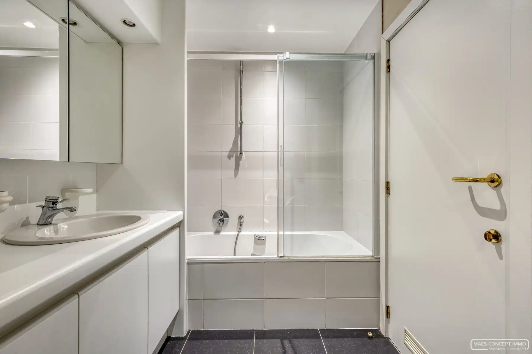 Ruim handelspand met appartement te koop te Desselgem - Perfect voor ondernemers! foto 16