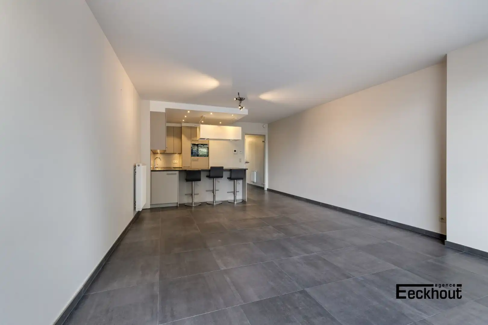 Instapklaar 2-slaapkamer appartement met ruim terras gelegen aan de Spuikom te Bredene! foto 5