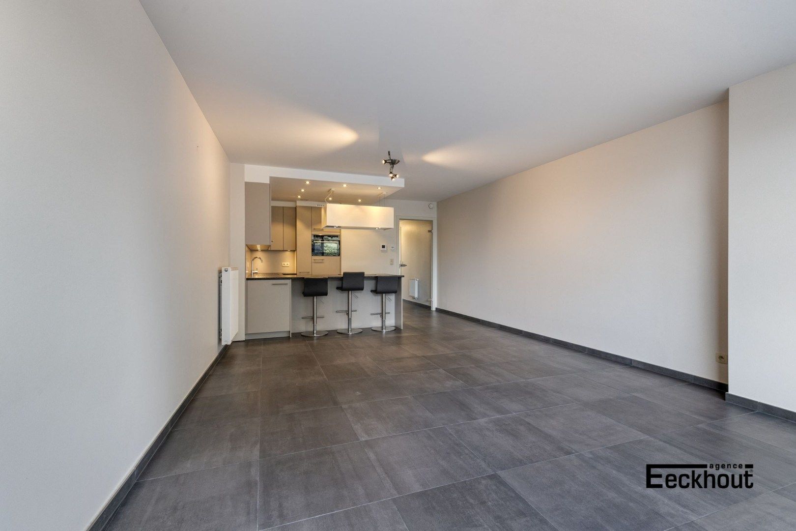 Instapklaar 2-slaapkamer appartement met ruim terras gelegen aan de Spuikom te Bredene! foto 5