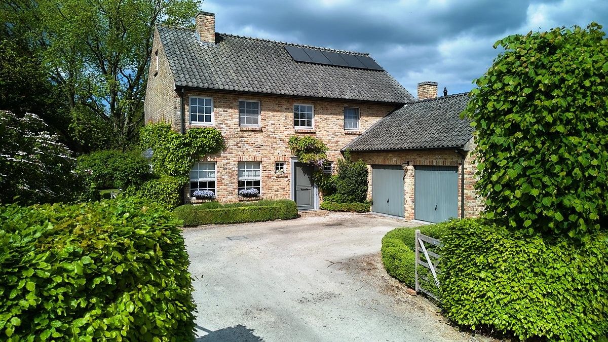 Hedendaags landelijk en rustig wonen in deze opmerkelijke villa met aangelegde tuin. foto {{pictureIndex}}