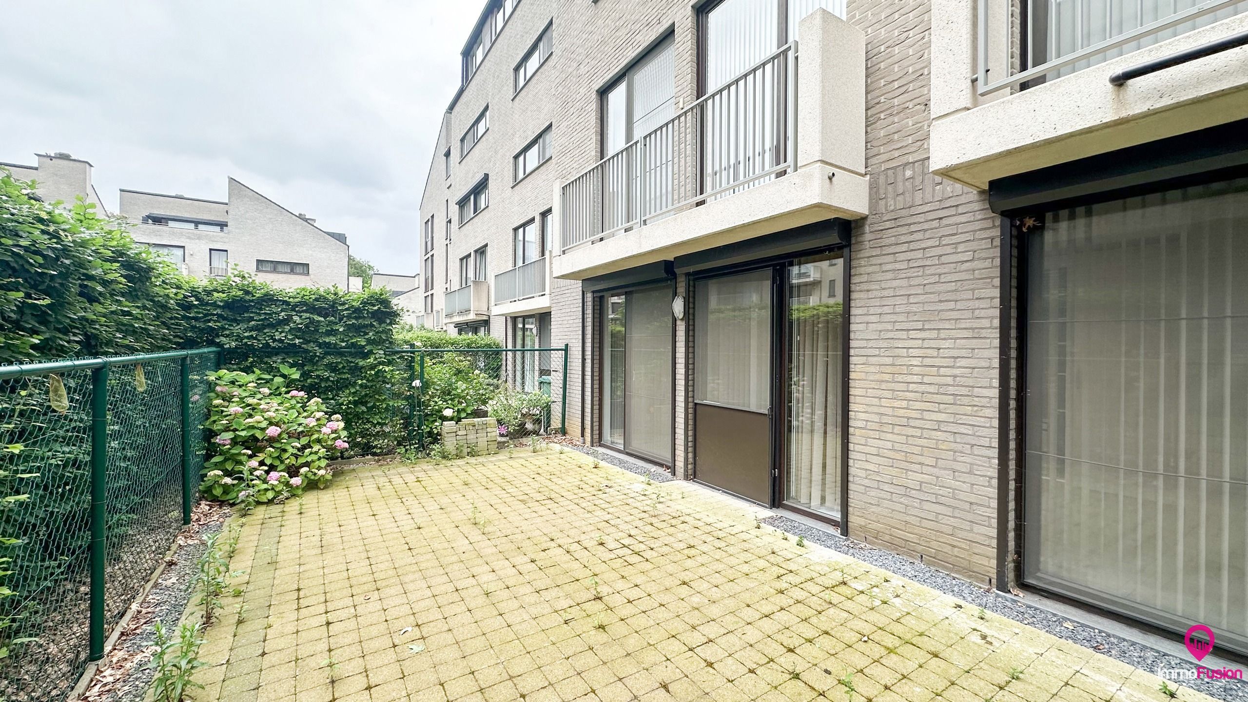 Instapklaar gelijkvloers appartement met 2 slpks en parking! foto 21