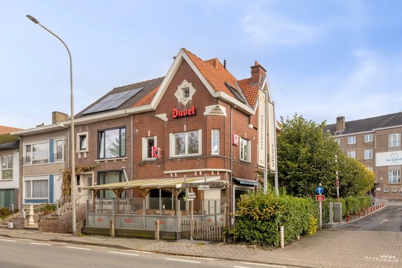 Commercieel pand met woonst en feestzaal op zichtbare locatie te Tielt 🏠 foto {{pictureIndex}}