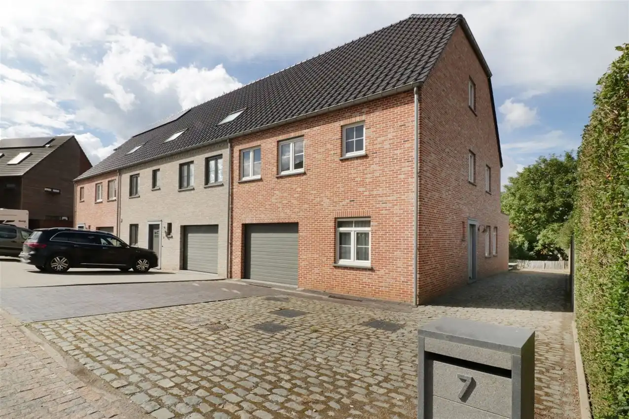Recente woning met vier slpk, tuin, garage op rustige locatie foto 2
