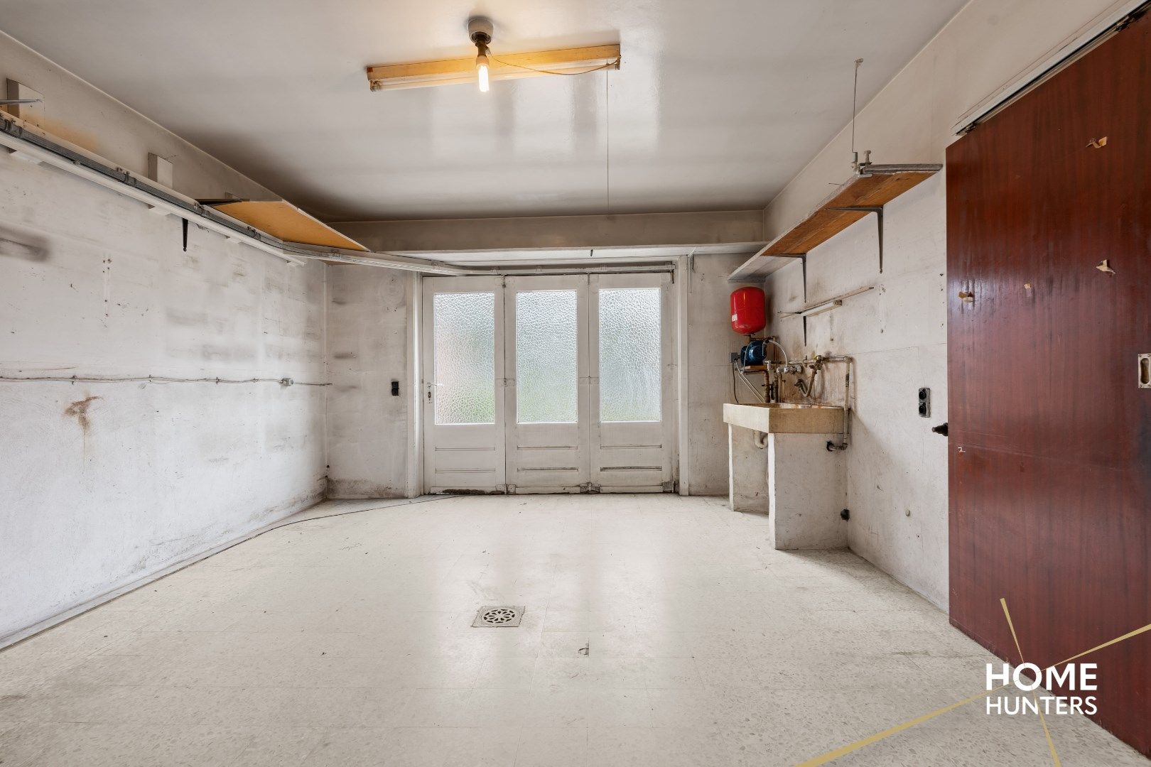Te renoveren halfopen woning met 4 slaapkamers, 2 garages en veel potentieel te Ieper foto 11