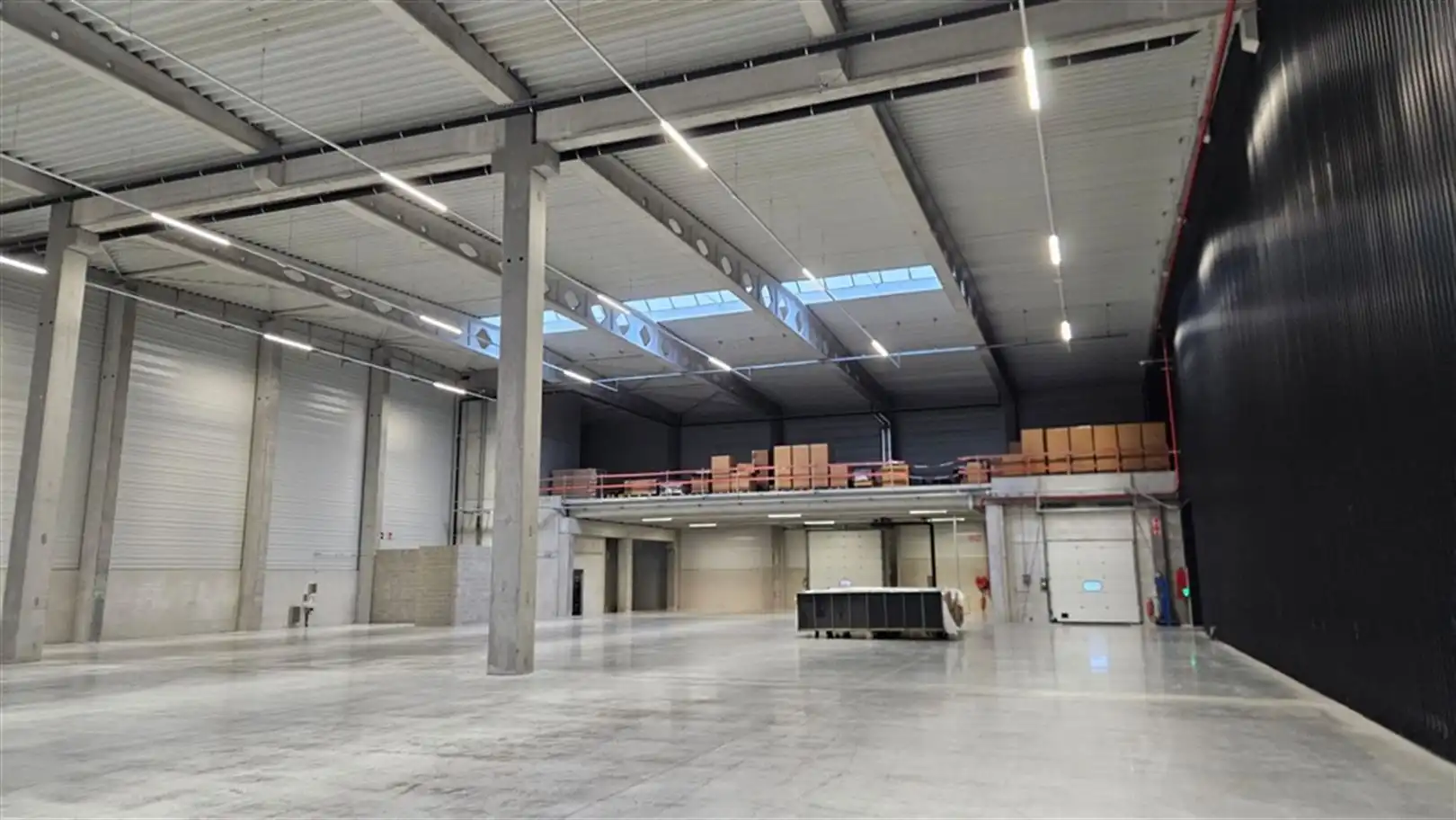 Magazijn met laad- en loskades vlakbij de E17 foto 6