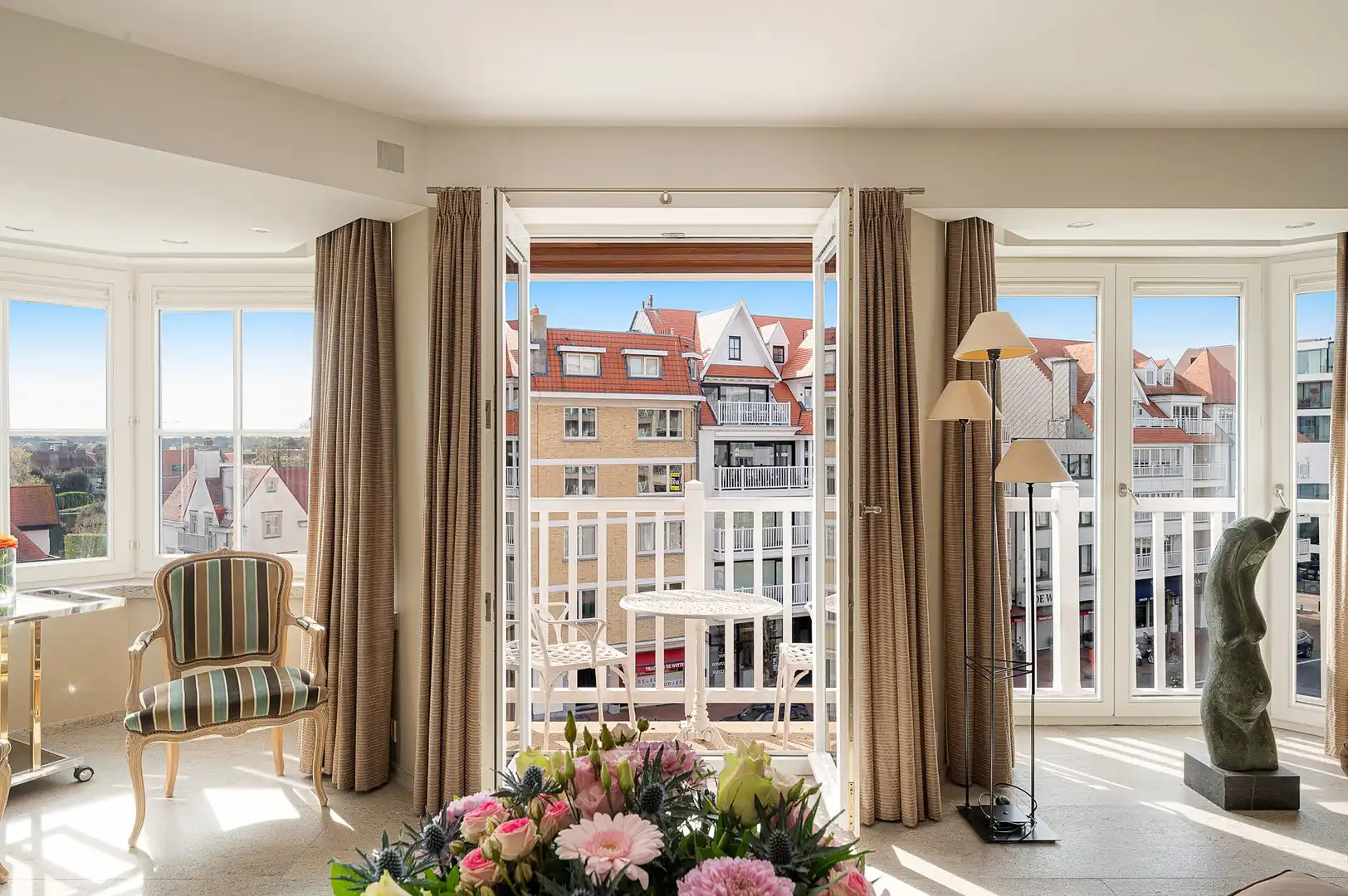 Uniek hoekappartement op een topligging, met open zicht op het Driehoeksplein. foto 9