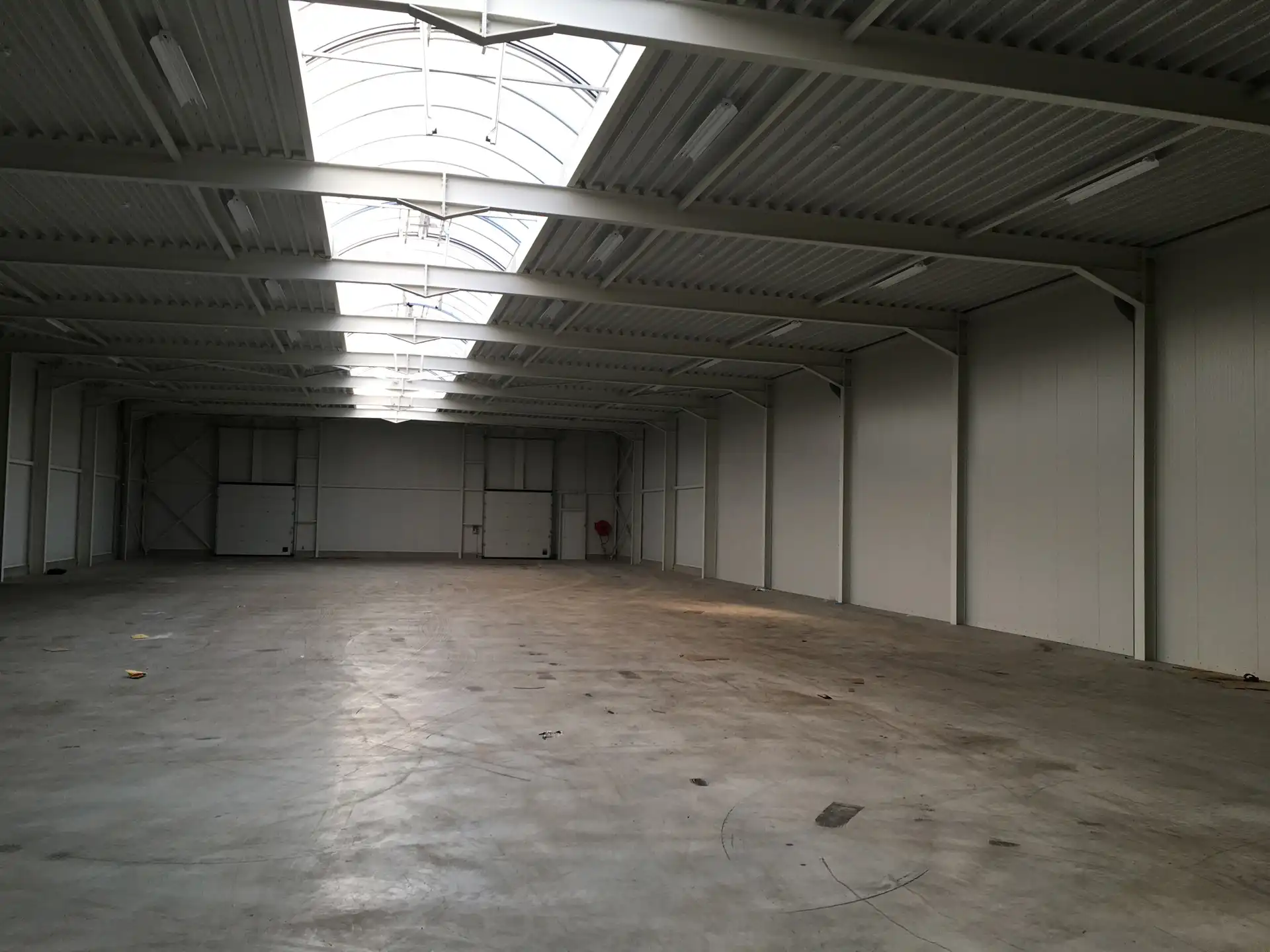 BEDRIJFSGEBOUW VAN 1000M² MET LAADKADE        foto 6