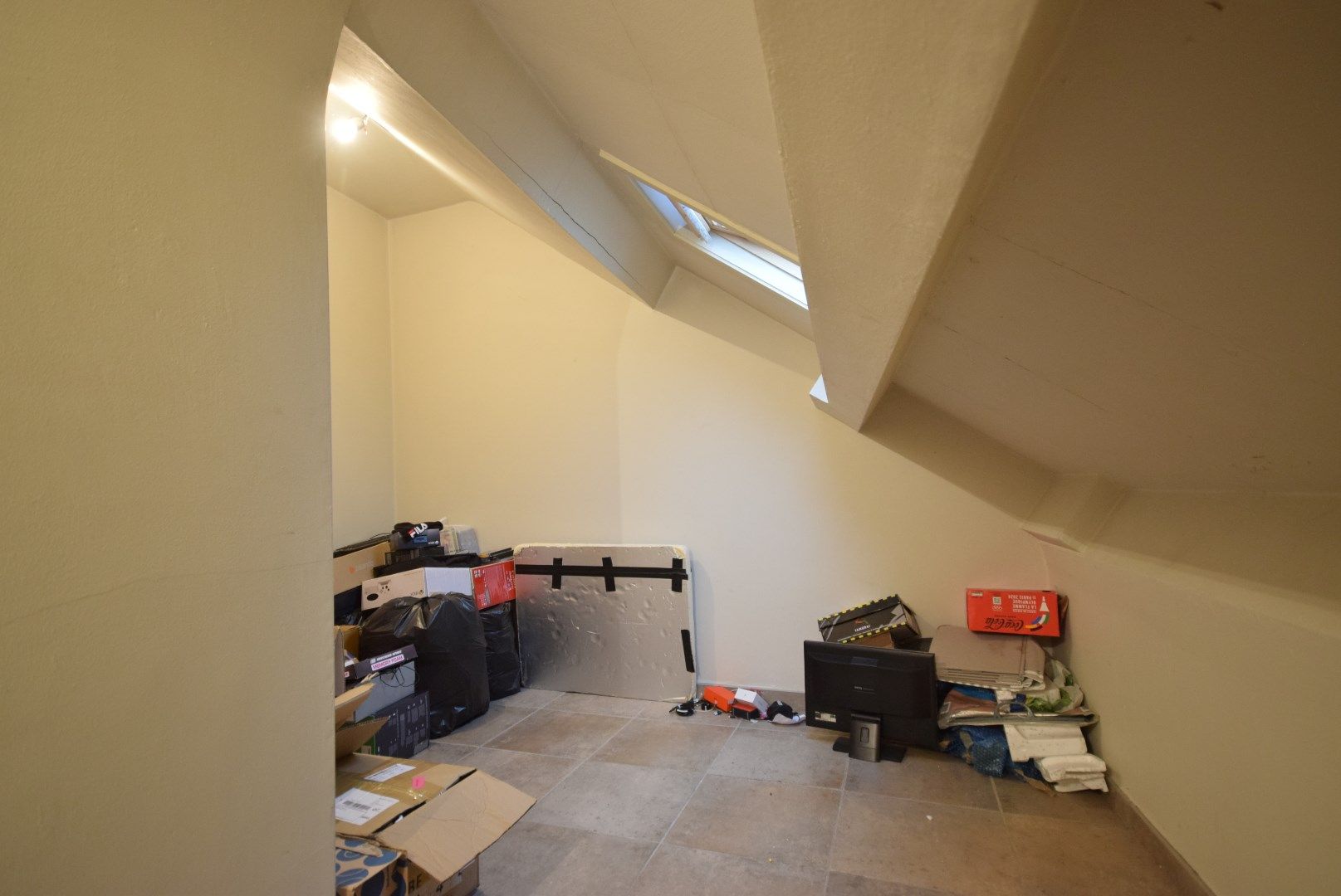 Gezellig dakappartement met één slaapkamer nabij centrum Ieper foto 6