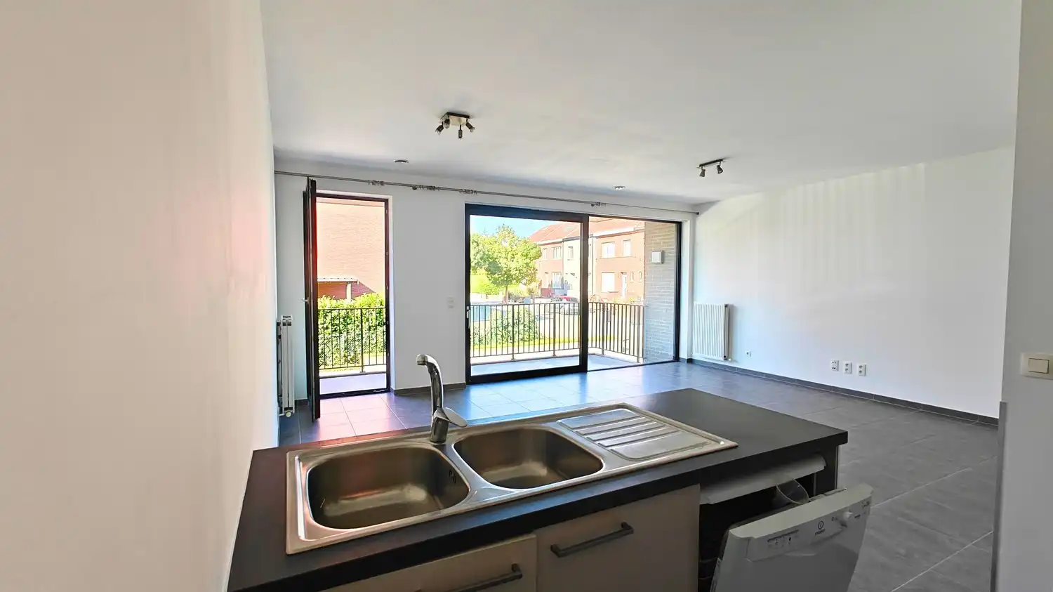 Energiezuinig appartement met 2 slaapkamers, terras, staanplaats en kelder te Sint-Pieters-Leeuw foto 5
