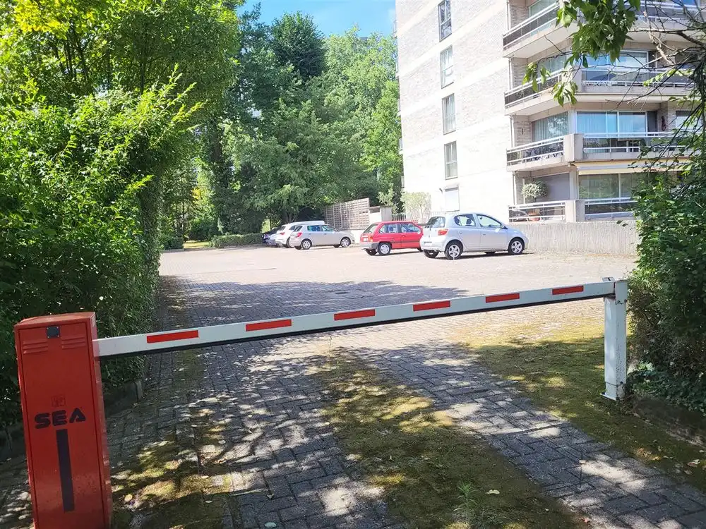 Buitenstaanplaats te Berchem in afgesloten terrein met  hefboom foto 2