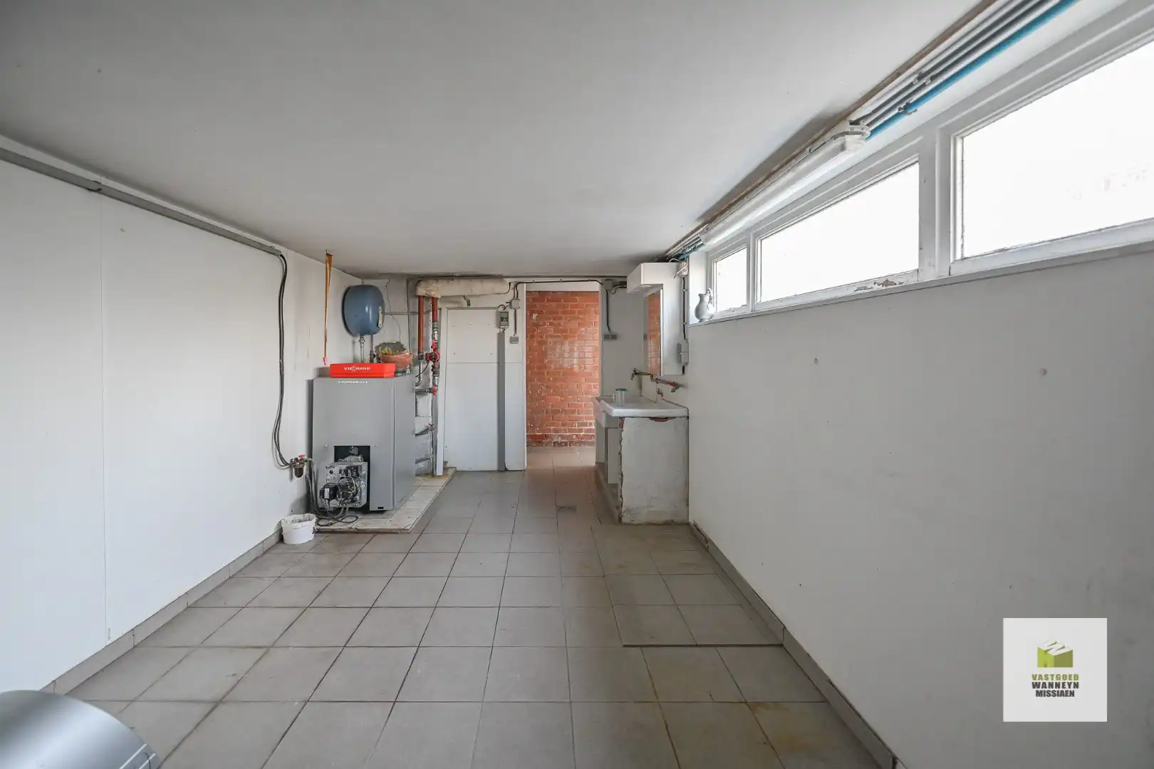 Ruime te renoveren gezinswoning met grote garage en 4 slaapkamers op 349 m2 foto 12