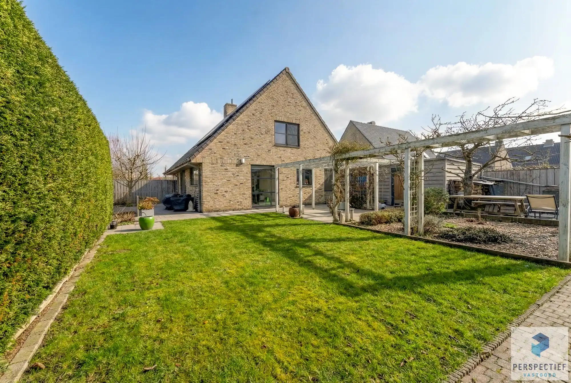 Centraal gelegen villa  met mooie tuin op 734 m² foto {{pictureIndex}}