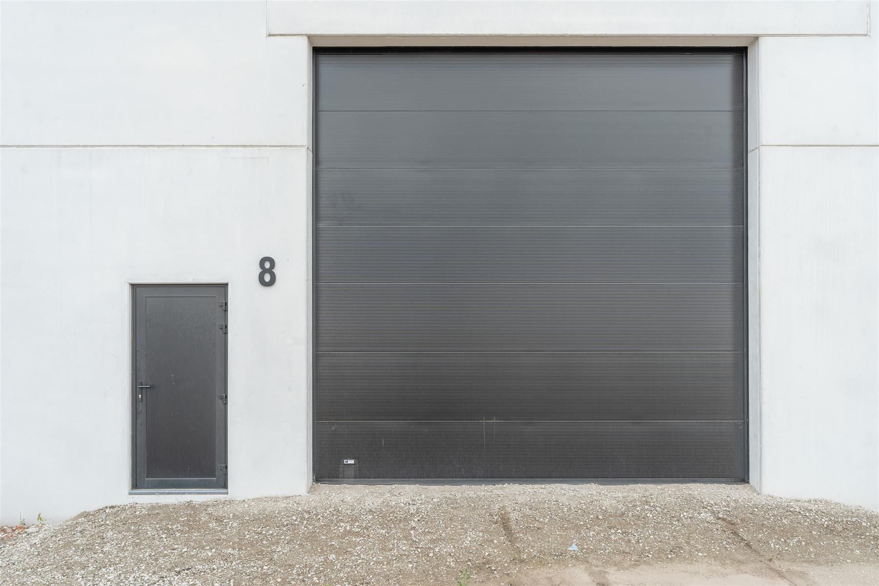 Instapklaar industrieel magazijn van 150 m² te huur in Weelde foto 2