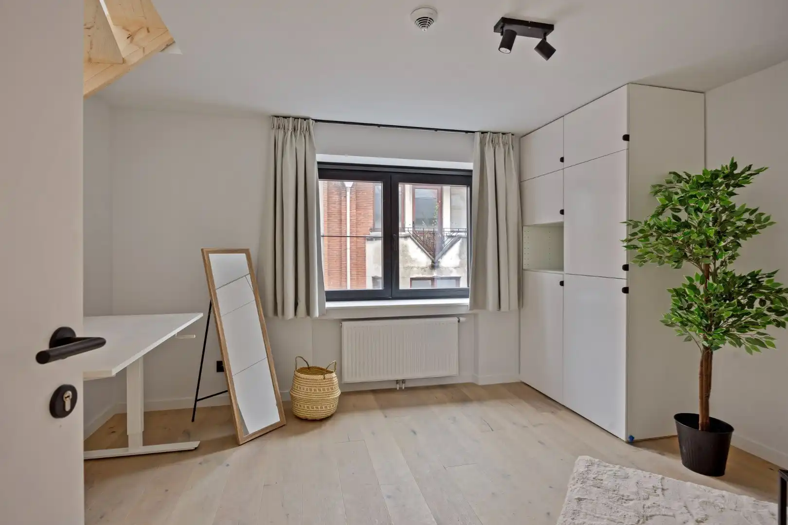 Volledig gerenoveerde en gemeubelde studentenkamers met privé-sanitair.  foto {{pictureIndex}}