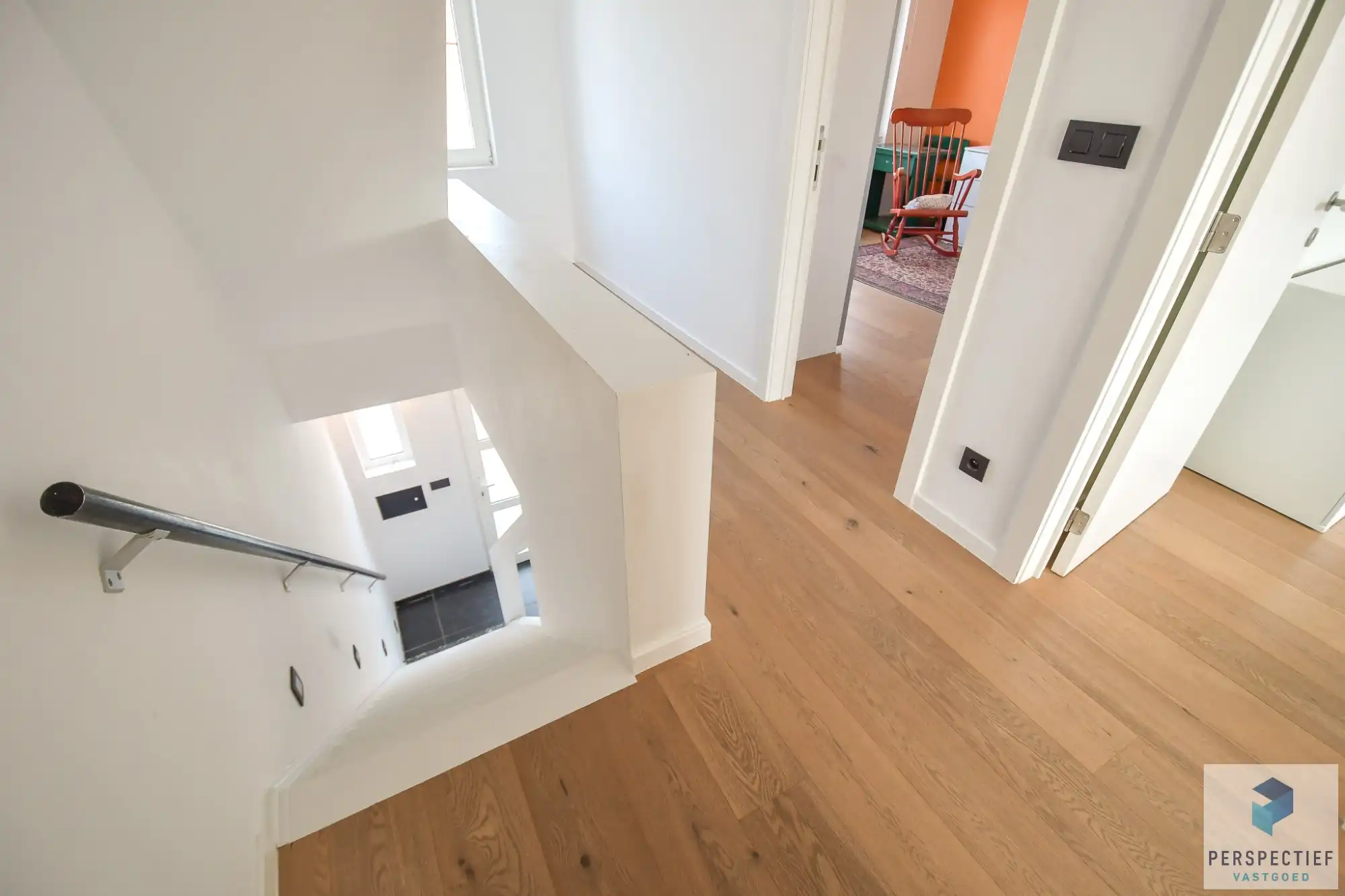 Ruime gerenoveerde woning met 4 slpk, grote tuin en garage foto 14