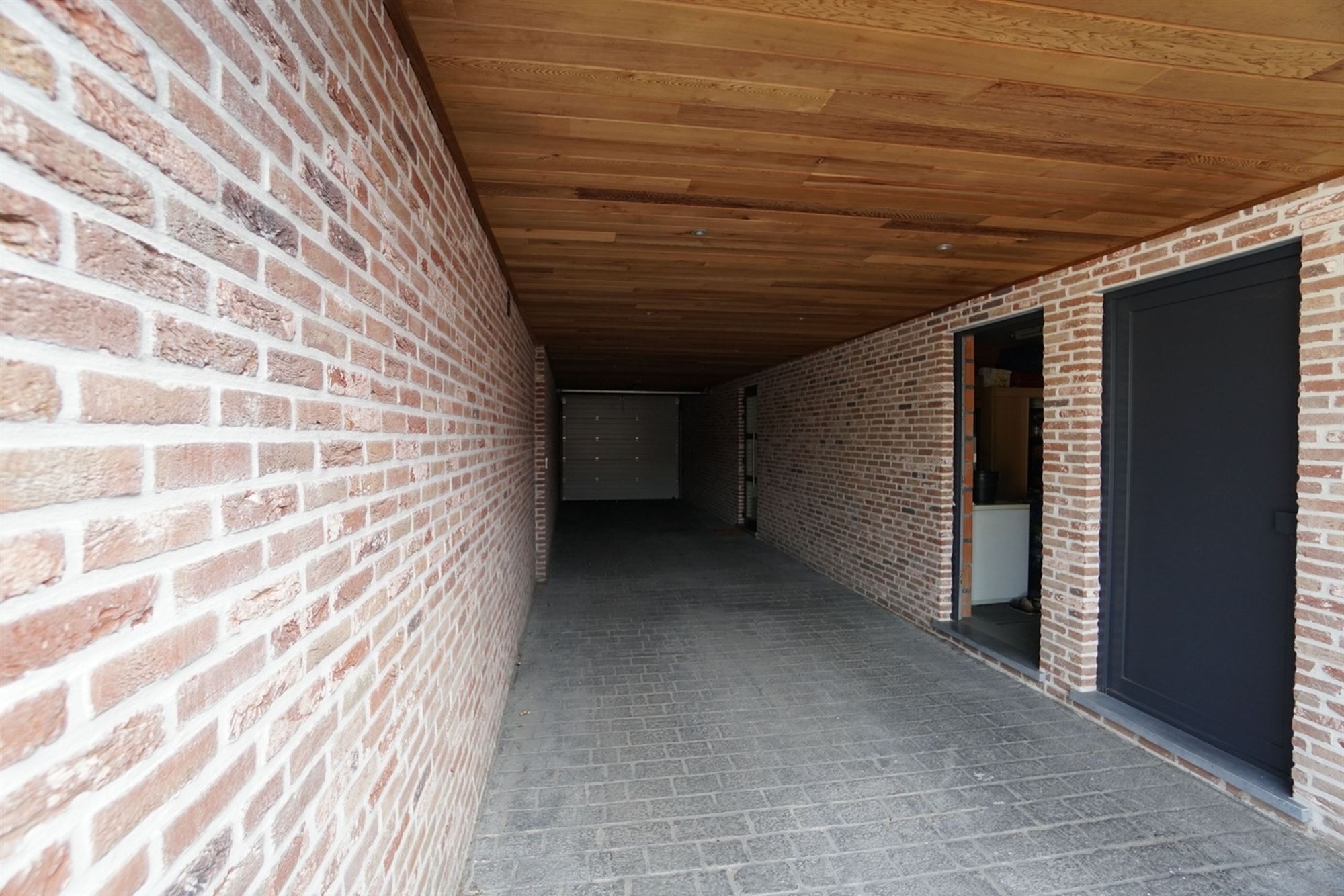Prachtig  2-slpk appartement met lift, ruim zonnig terras en garage in centrum Oosteeklo foto 21