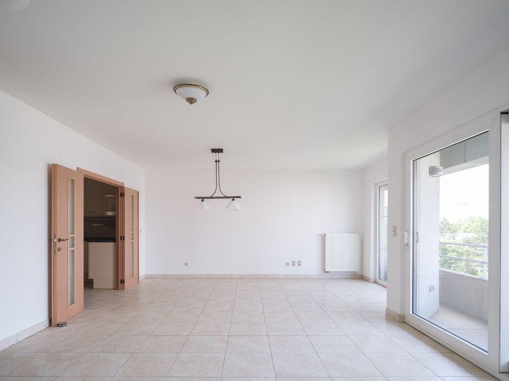 Licht op te frissen appartement met 3 slaapkamers en aangenaam terras met prachtig en open zicht over de Leie. Mogelijkheid tot aankoop autostaanplaats. foto 4