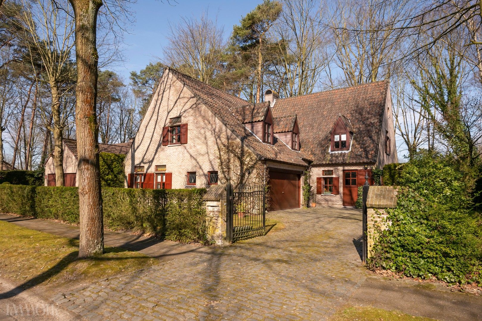 Hoofdfoto van de publicatie: Ruime villa met veel potentieel in een rustige, kindvriendelijke wijk in Brasschaat.