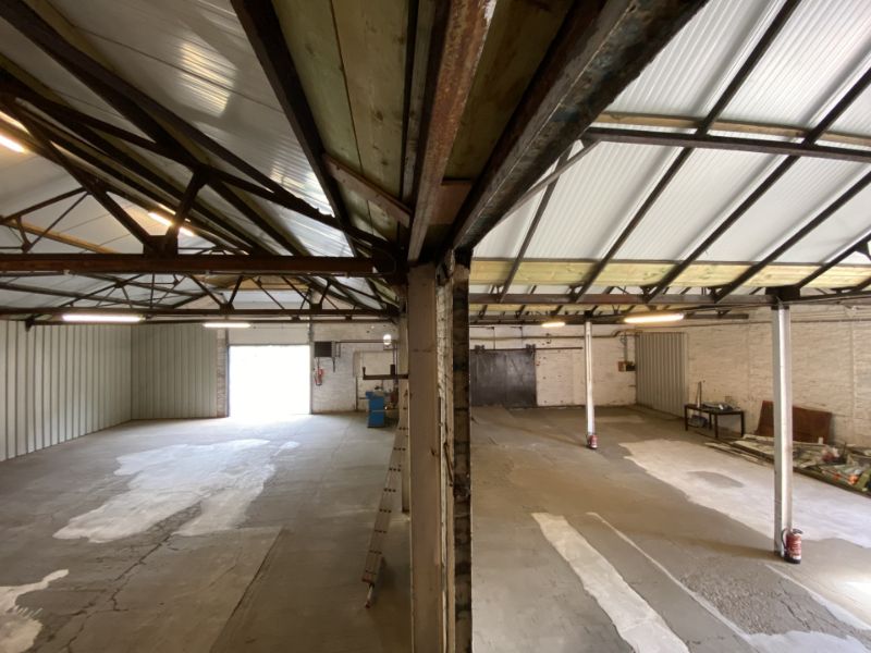 Magazijn van 294m² met 200m² afgesloten buitenruimte, en parking foto 2