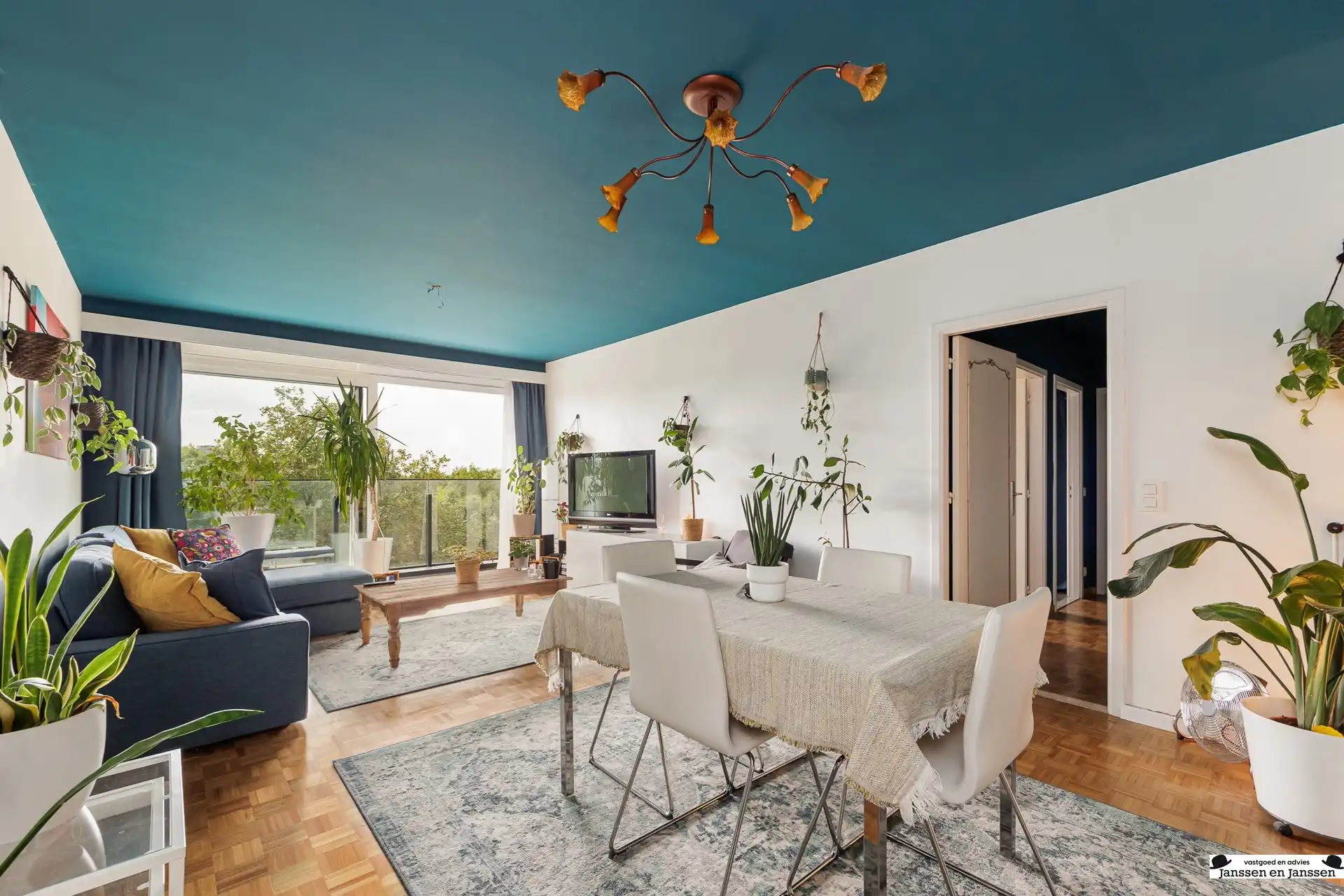 Ruim twee slaapkamer-appartement met panoramisch uitzicht! foto {{pictureIndex}}