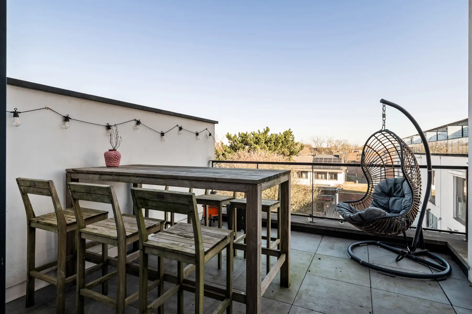 Lichtrijk appartement met terras in statig karakterpand foto 10