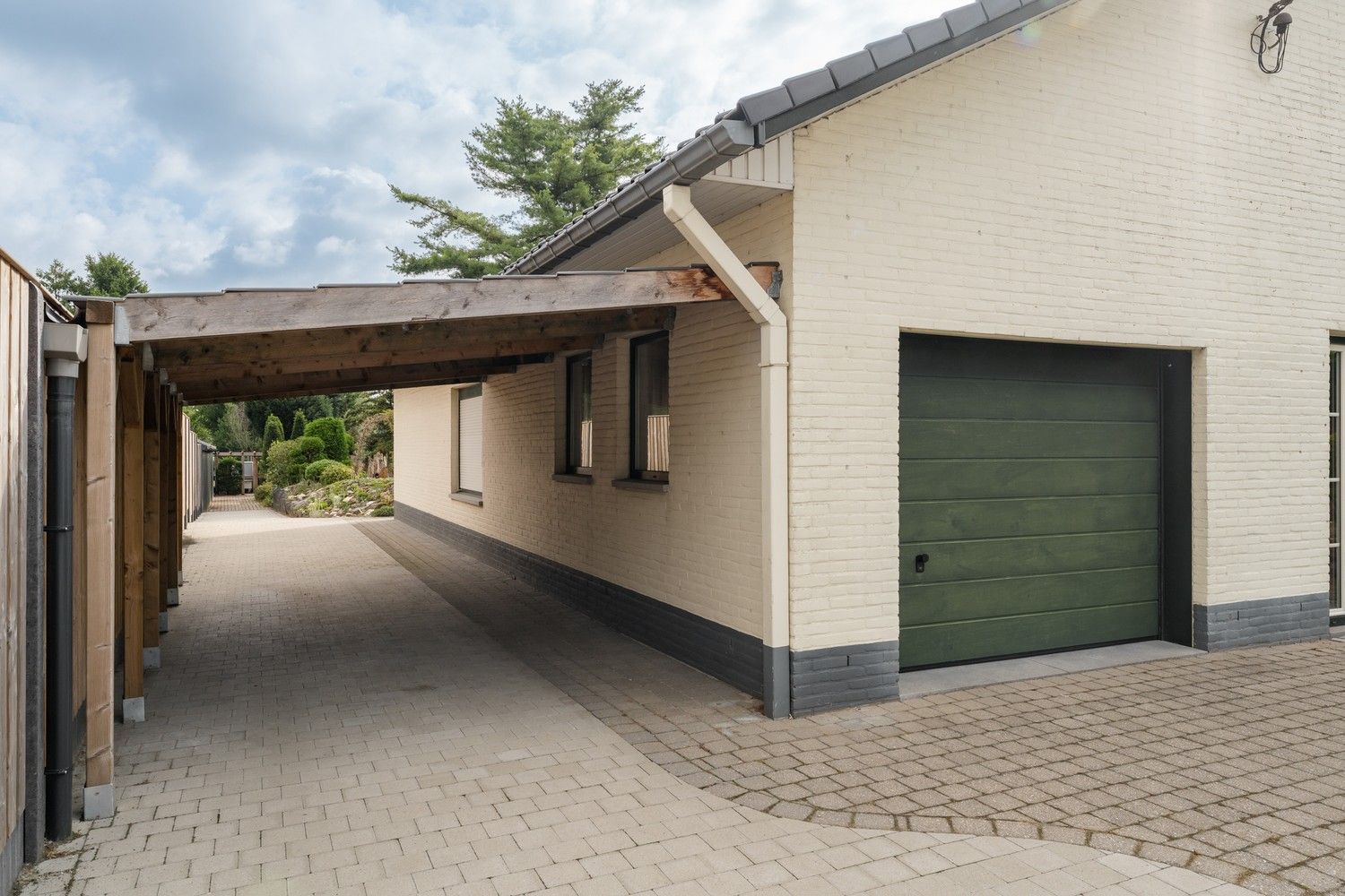 Instapklare gezinswoning met veranda en prachtige tuin foto 35