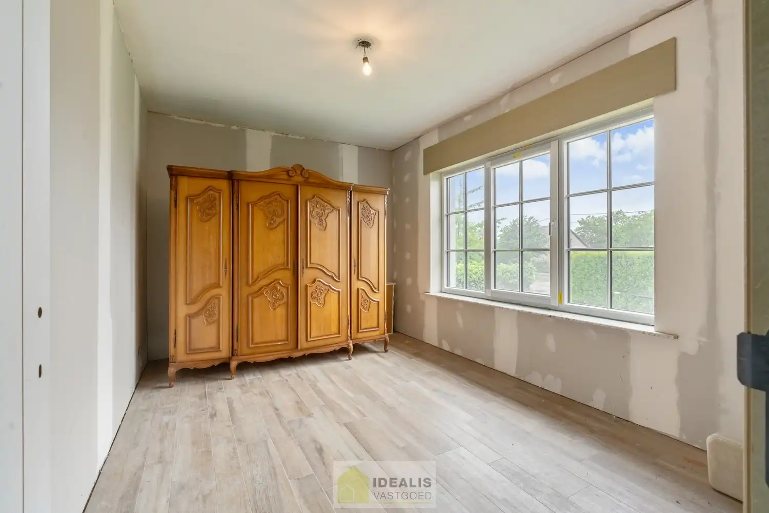 KNAPPE GROTENDEELS GERENOVEERDE EENGEZINSWONING MET EEN HEERLIJK LICHTRIJKE WOONKAMER MET OPEN KEUKEN, AANSLUITEND VERANDA MET ZICHT OP DE ZEER RUIME TUIN (+-2700M²!), 3 SLAAPKAMERS, RUIMTELIJKE BADKAMER VOORZIEN VAN BAD EN INLOOPDOUCHE EN DE WONING IS VOLLEDIG ONDERKELDERD! EEN HEERLIJK RUIME BUNGALOW DIE NOG VOLLEDIG NAAR EIGEN SMAAK AFGEWERKT KAN WORDEN! Een aangename woning met een bewoonbare oppervlakte van +- 205m² op een perceel van +- 26are98ca (2698m²) op een rustige locatie! Tevens is de woning centraal gelegen t.o.v. het centrum van Peer, Meeuwen (Oudsbergen) en Houthalen-Helchteren en kan men vlot gebruik maken van de Noord-Zuidverbinding (A24). foto 19
