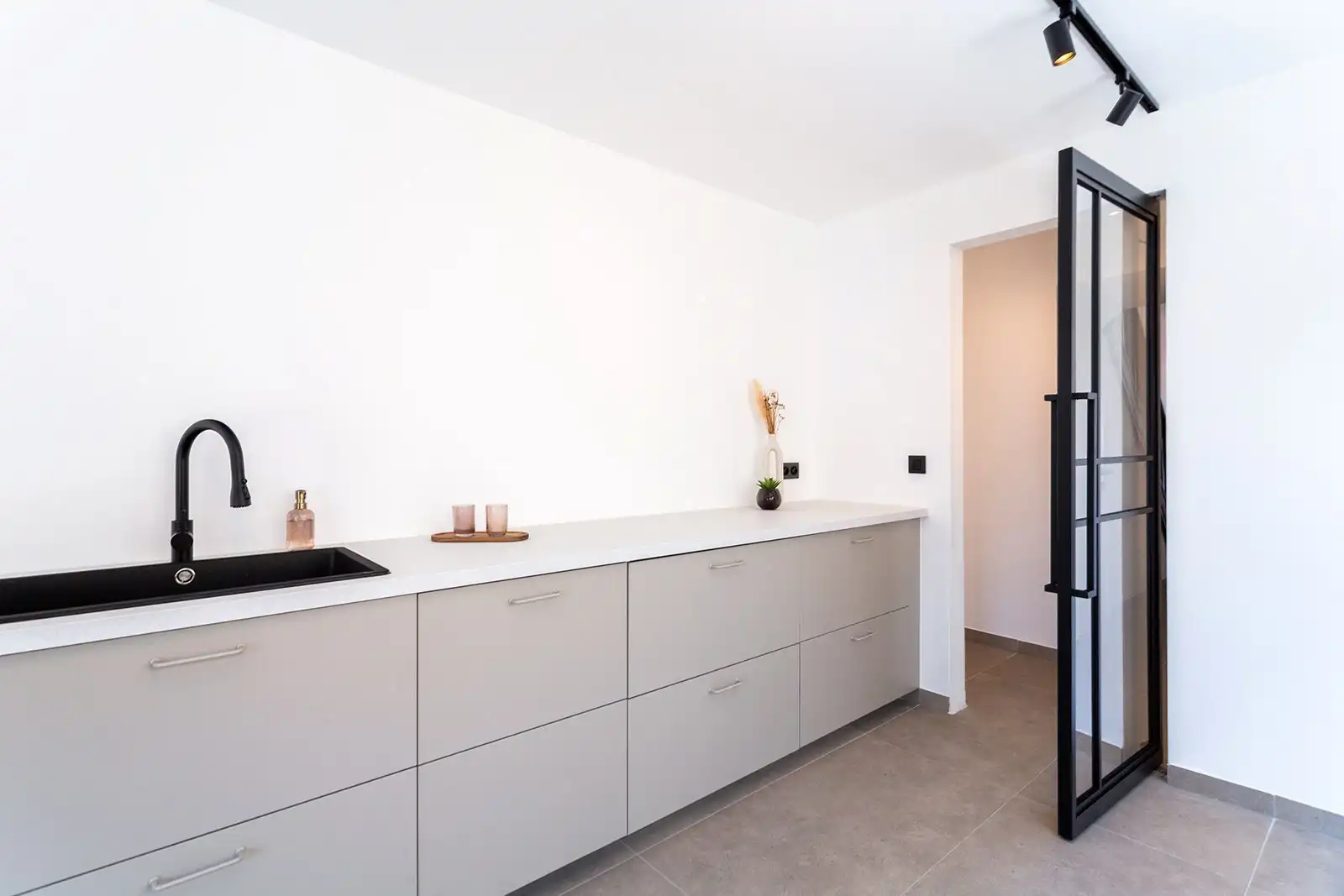 Volledig gerenoveerde, instapklare woning (196 m²) met 5 slaapkamers, moderne keuken & tuin foto 2