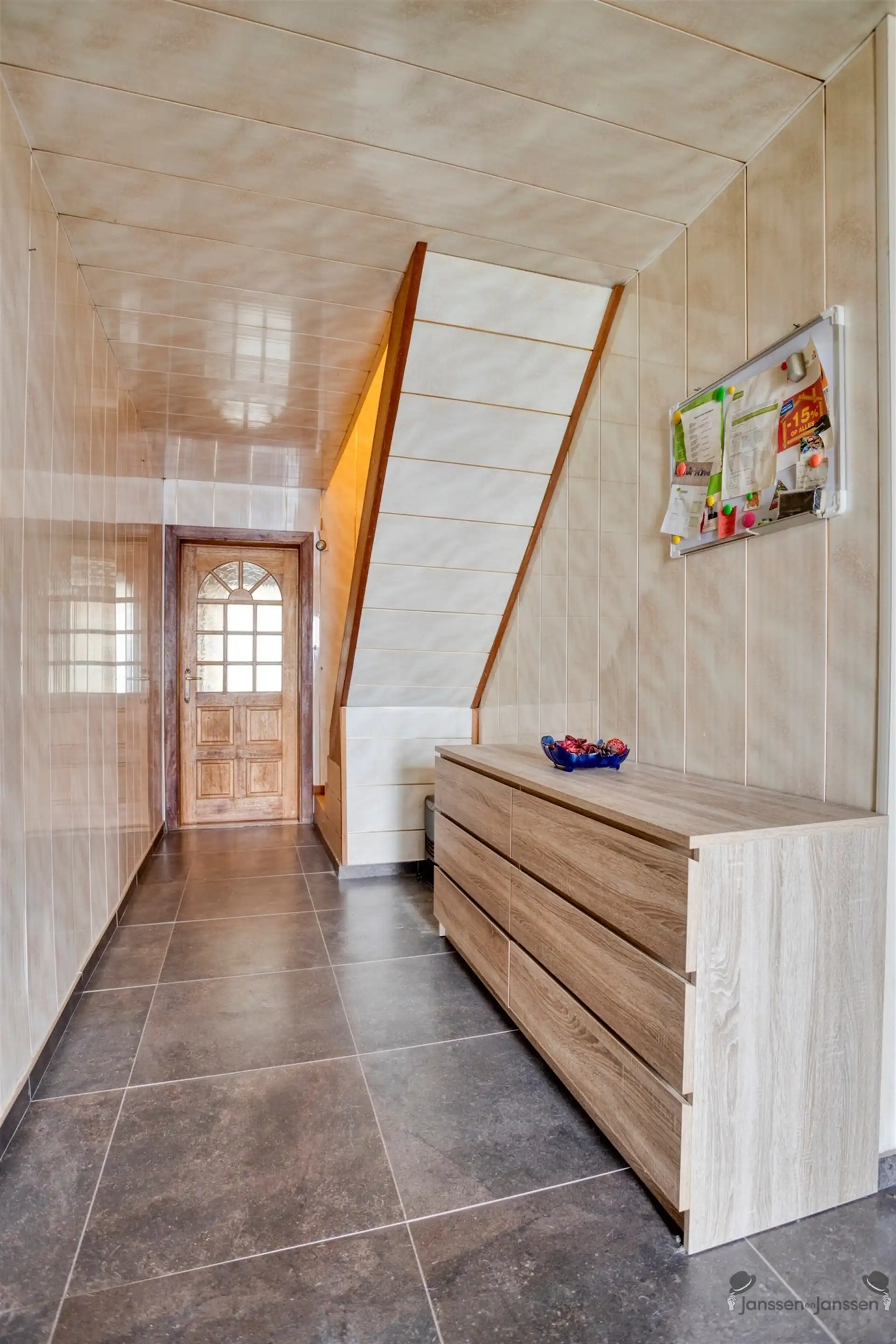 Ruime renovatiewoning met polyvalente bijgebouwen foto 11