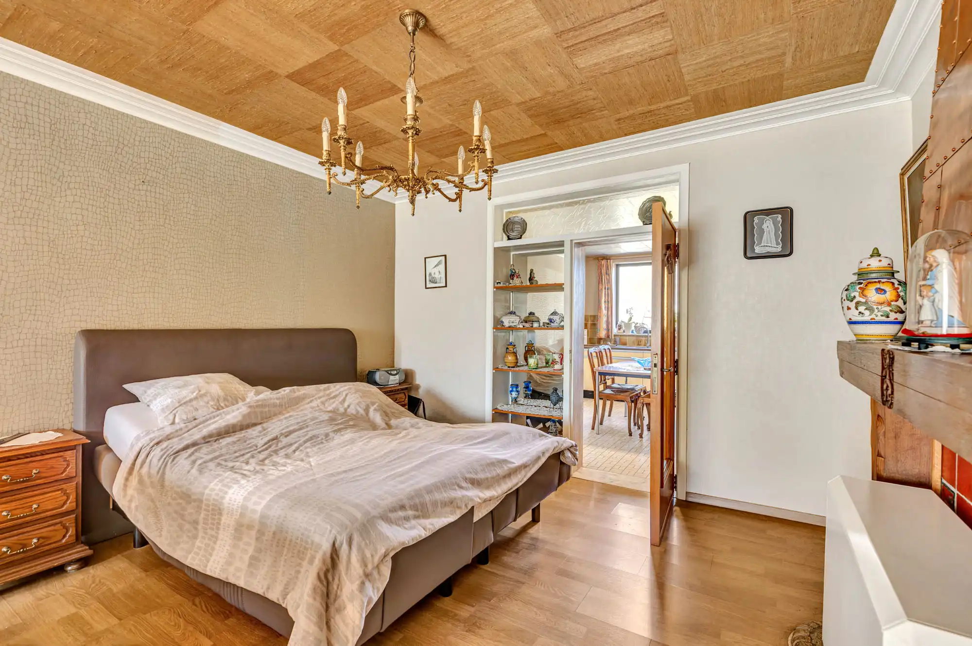 Rustig gelegen, goed onderhouden woning met twee garage's foto 18