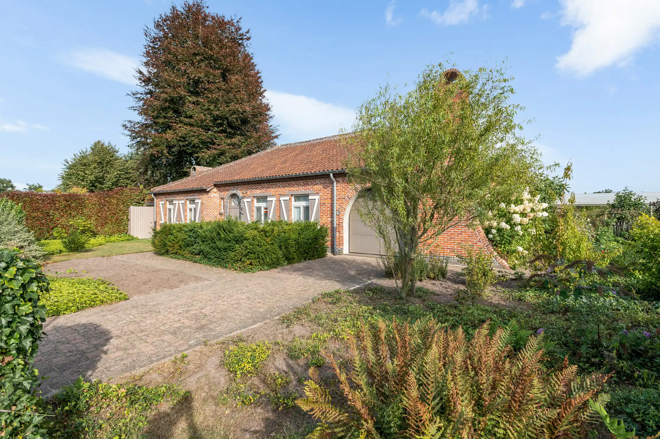 Mooie open bebouwing met knappe tuin in een rustige woonwijk foto {{pictureIndex}}