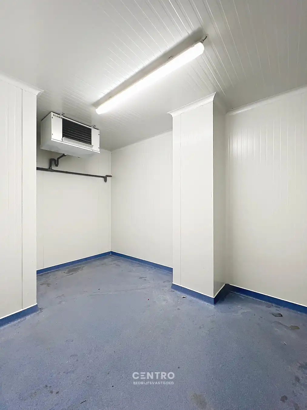 Multifunctioneel bedrijfspand (binnenrecreatie, toonzaal, winkel, opslag,...) van 782m² met 40 parkeerplaatsen op eigen terrein te Bavikhove (Harelbeke). foto 24