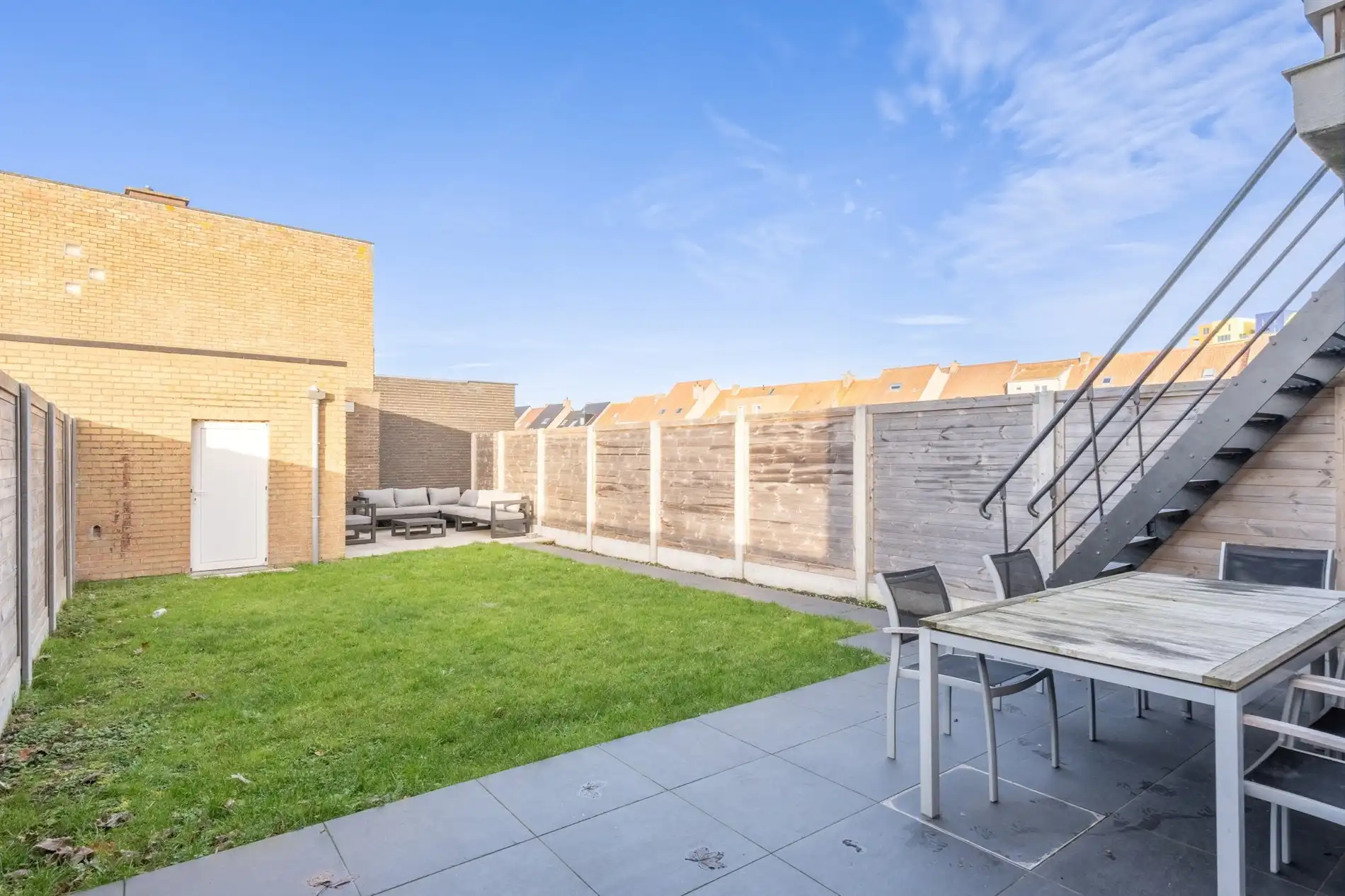 Halfopen woning met dubbele garage en tuin foto 6