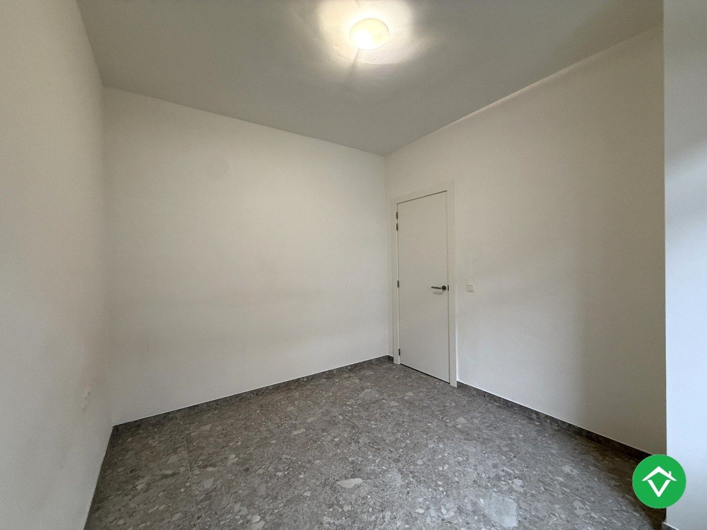 Volledig gerenoveerde rijwoning met 3 slaapkamers en terrastuin in centrum Roeselare foto 5