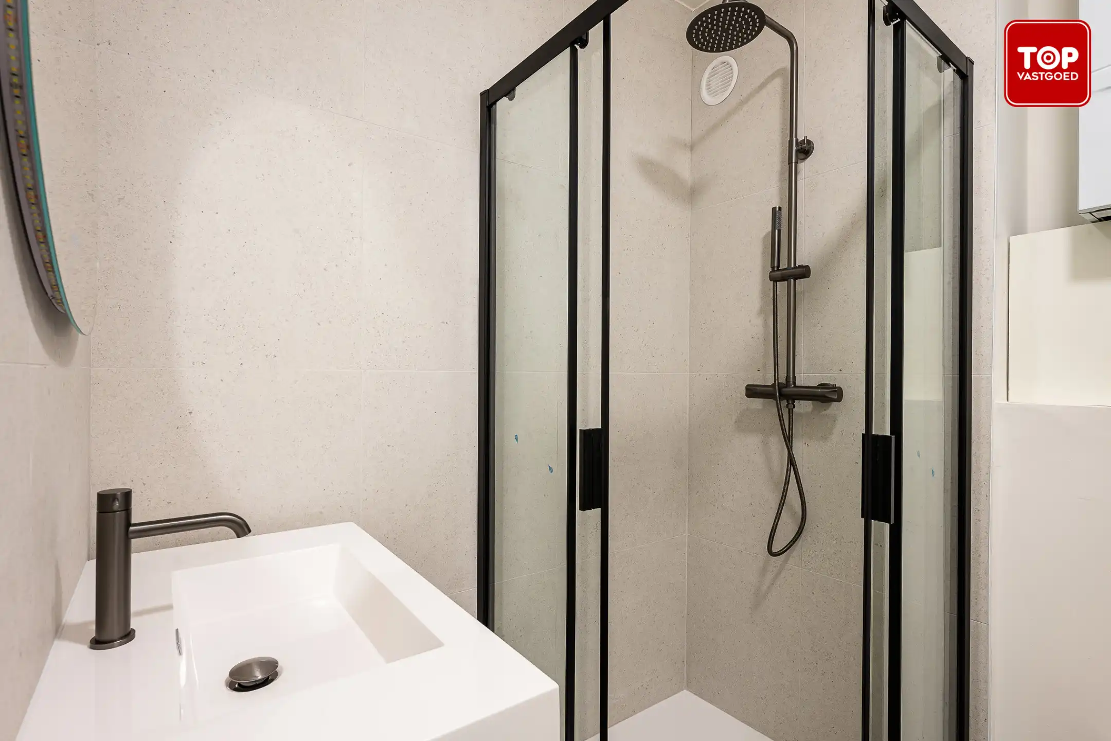 Volledig gerenoveerd appartement met EPC A foto 9