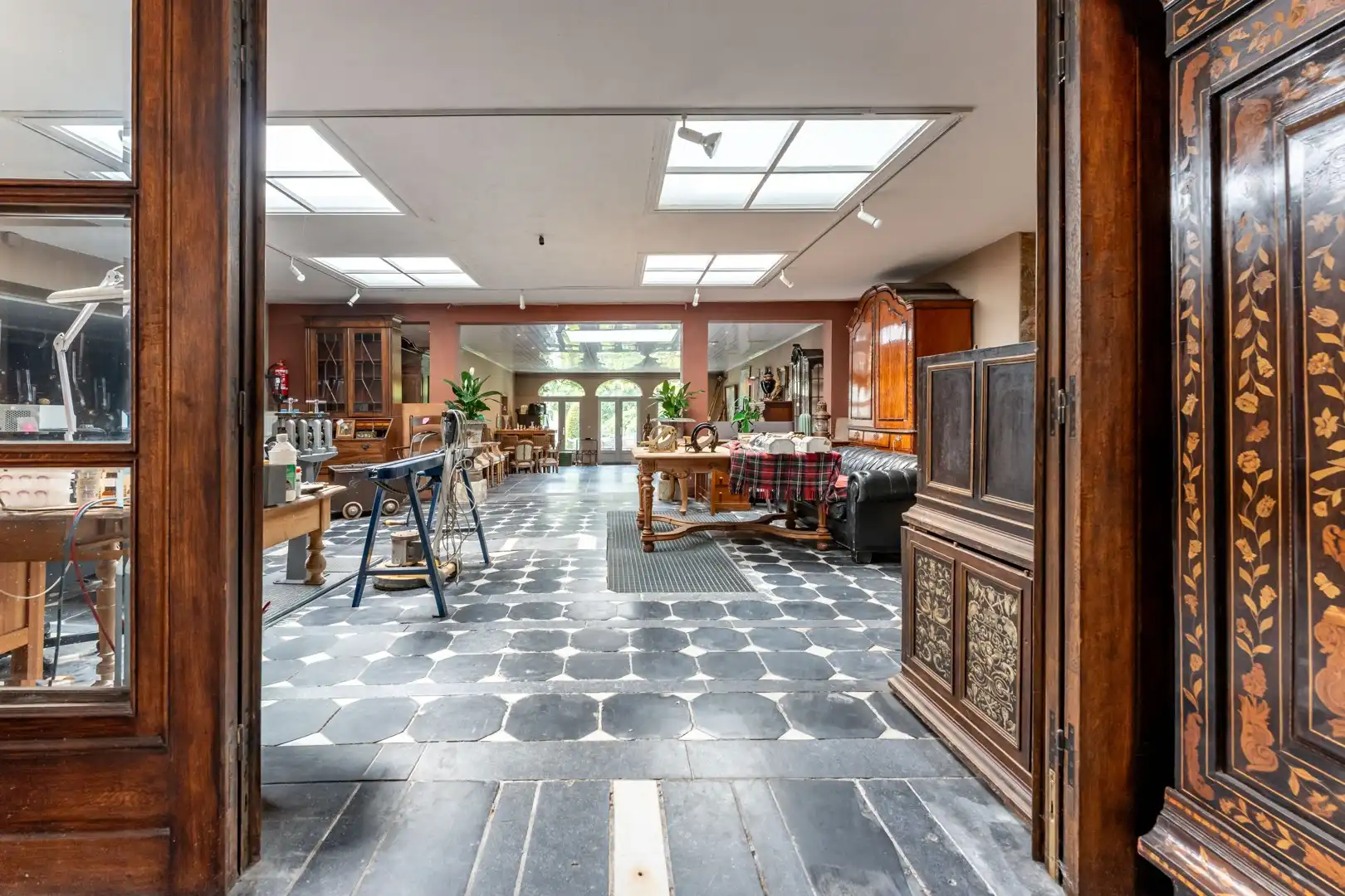 Charmant historisch handelspand met woonst en appartement op de Markt van Damme foto 10