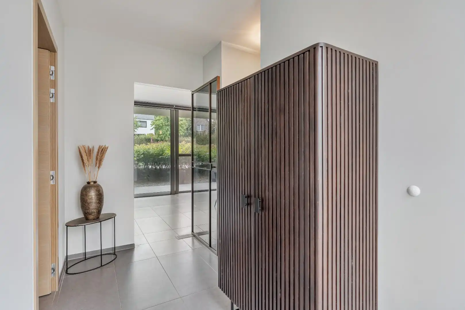 Exclusief gelijkvloers appartement met ruime terrassen, 2 slpk, extra brede autostaanplaats, centrum Genk foto 3