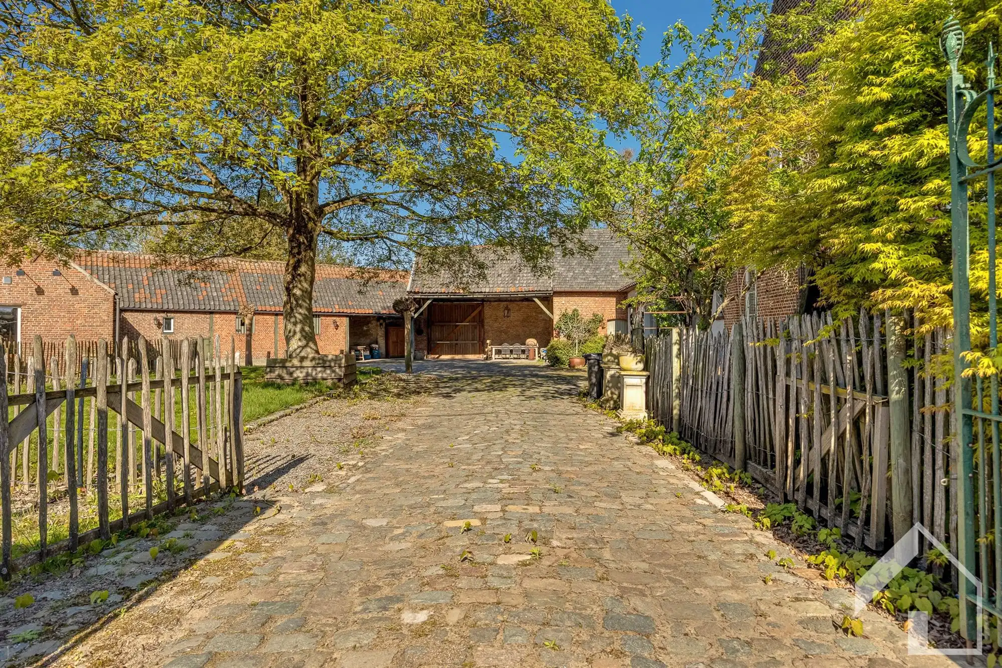 Unieke hoeve bestaande uit 2 individuele woningen en atelier foto 27