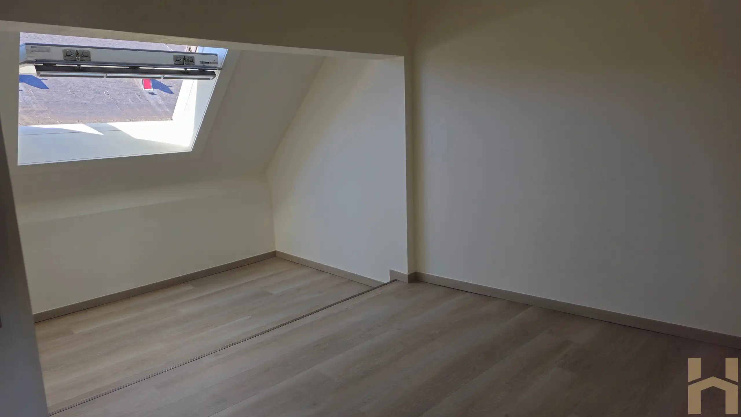 Gerenoveerde gezellige duplex te huur op de markt te Zele foto 2