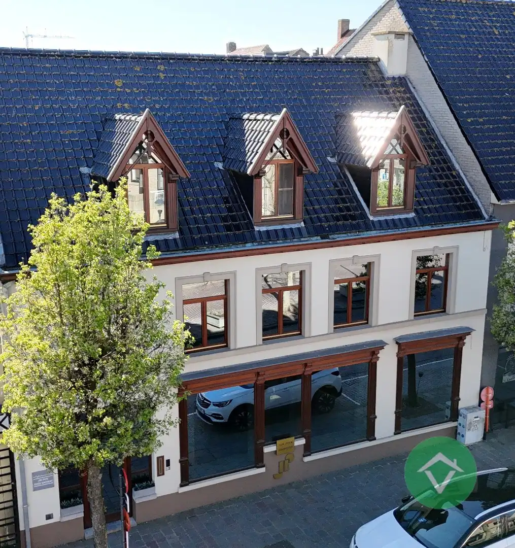 Deze instapklare handelswoning is gelegen in het centrum op een commerciële topligging op de markt van Koekelare foto 3