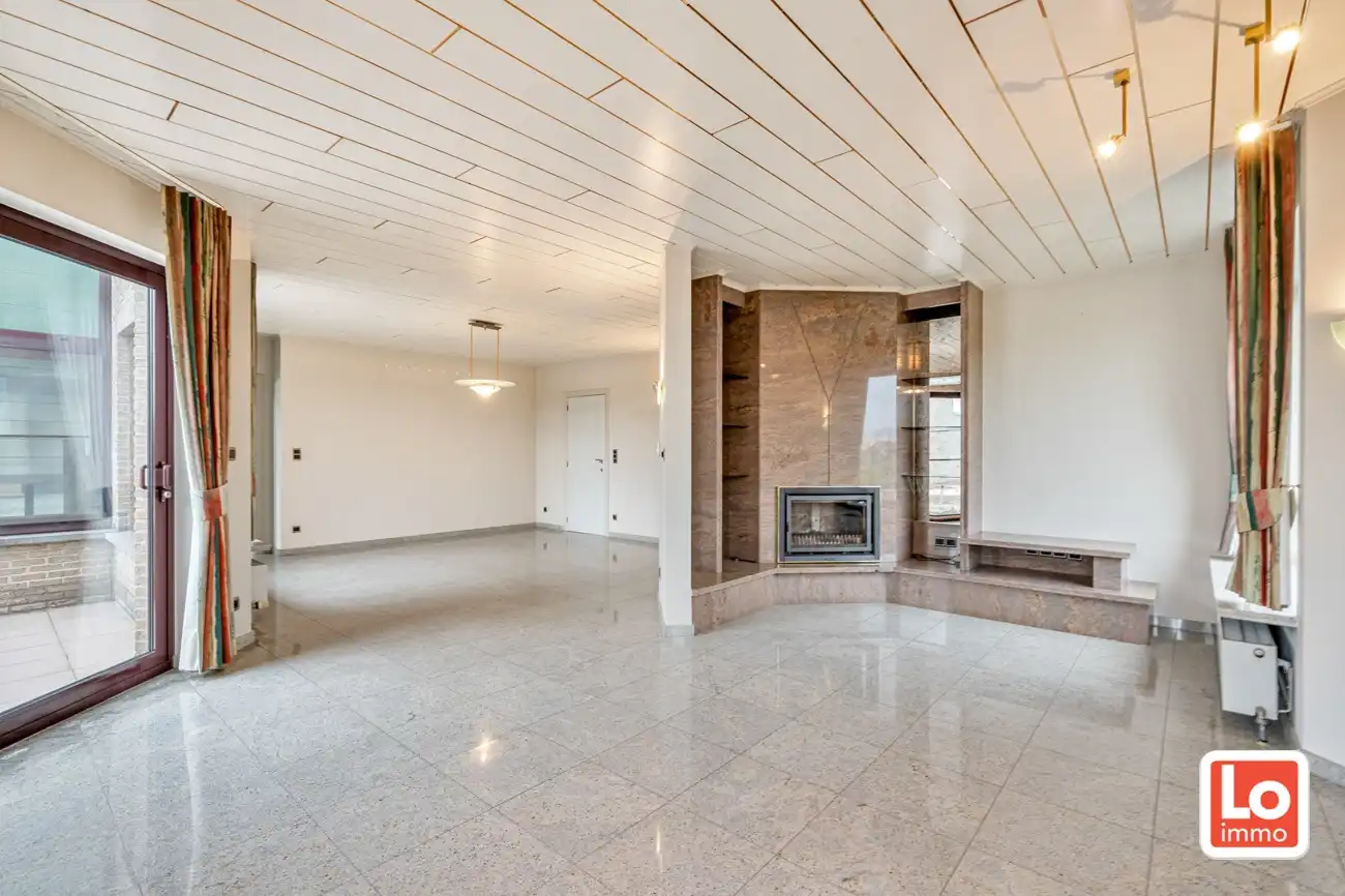 VERKOCHT!! Heel ruime degelijke open woning met praktijkruimte, inpandige garage en ruime gerenoveerde schuur met heel wat potentieel gelegen op een gemakkelijk bereikbare locatie tussen Oostakker en Lochristi! foto 10